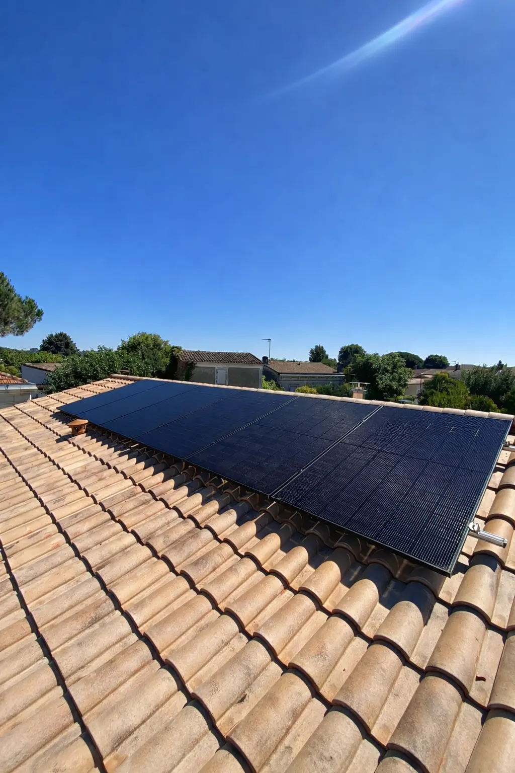 Panneaux photovoltaïques posés par EIT Solution sur une toiture en tuiles