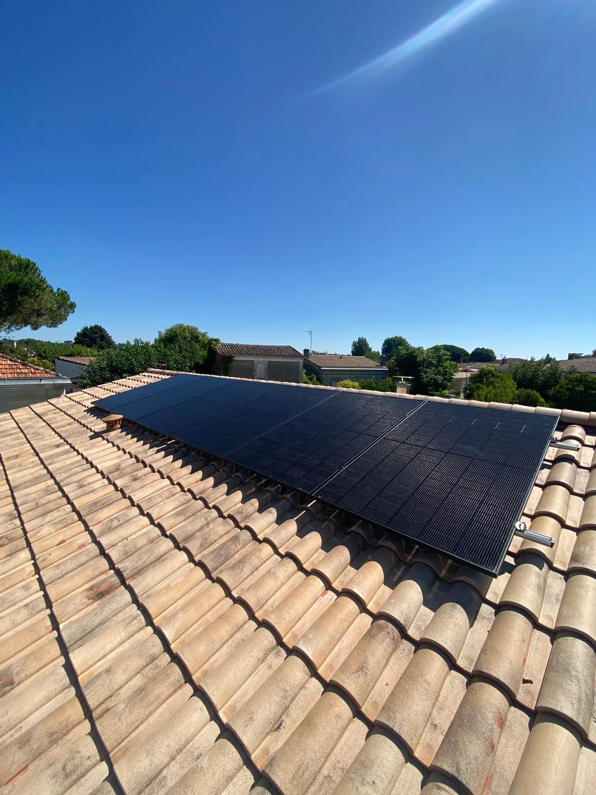 Panneaux photovoltaïques posés par EIT Solution sur une toiture en tuiles