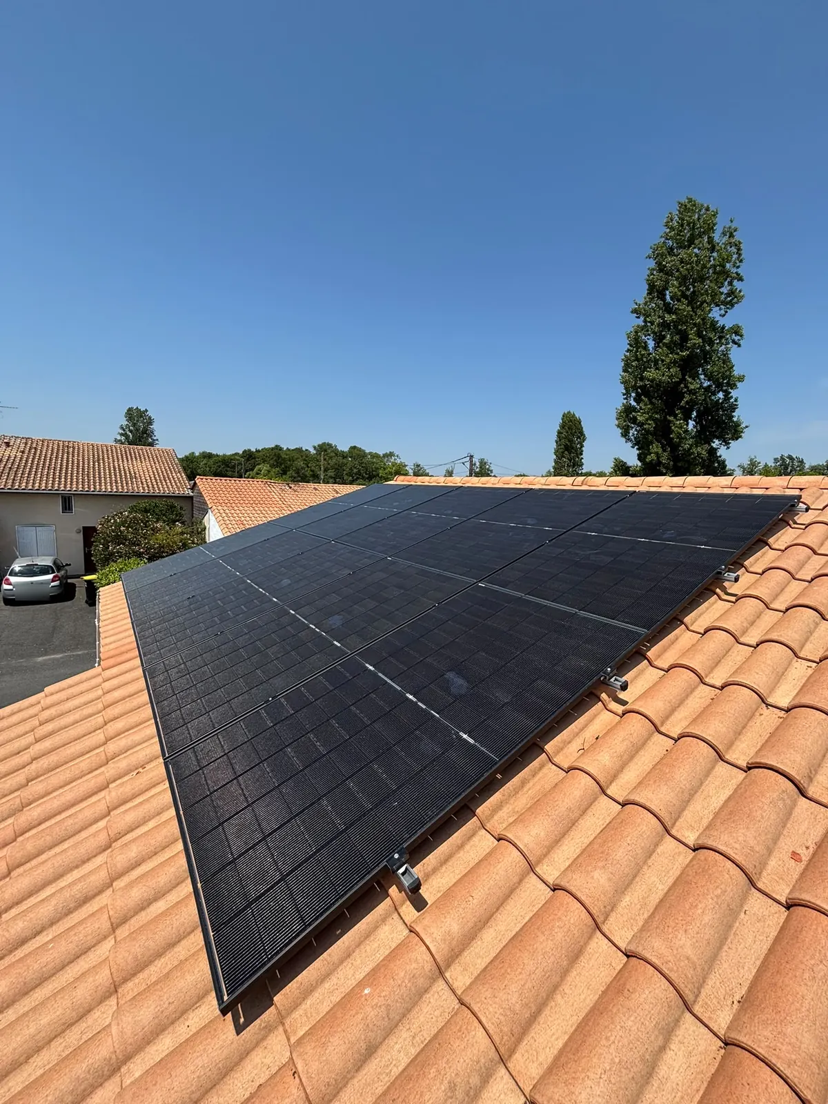 Panneaux photovoltaïques posés par EIT Solution sur une toiture en tuiles