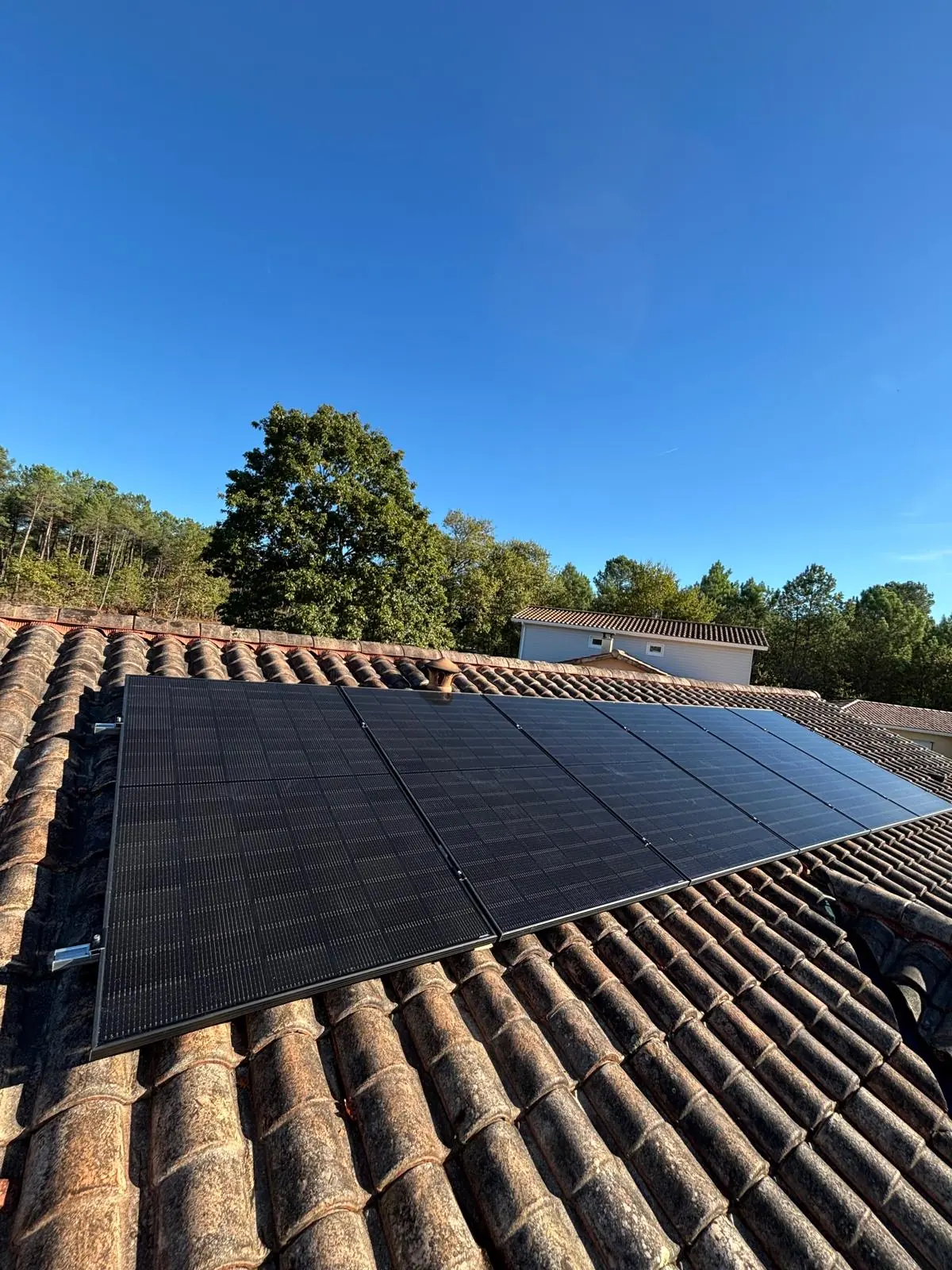 Panneaux photovoltaïques posés par EIT Solution sur une toiture en tuiles