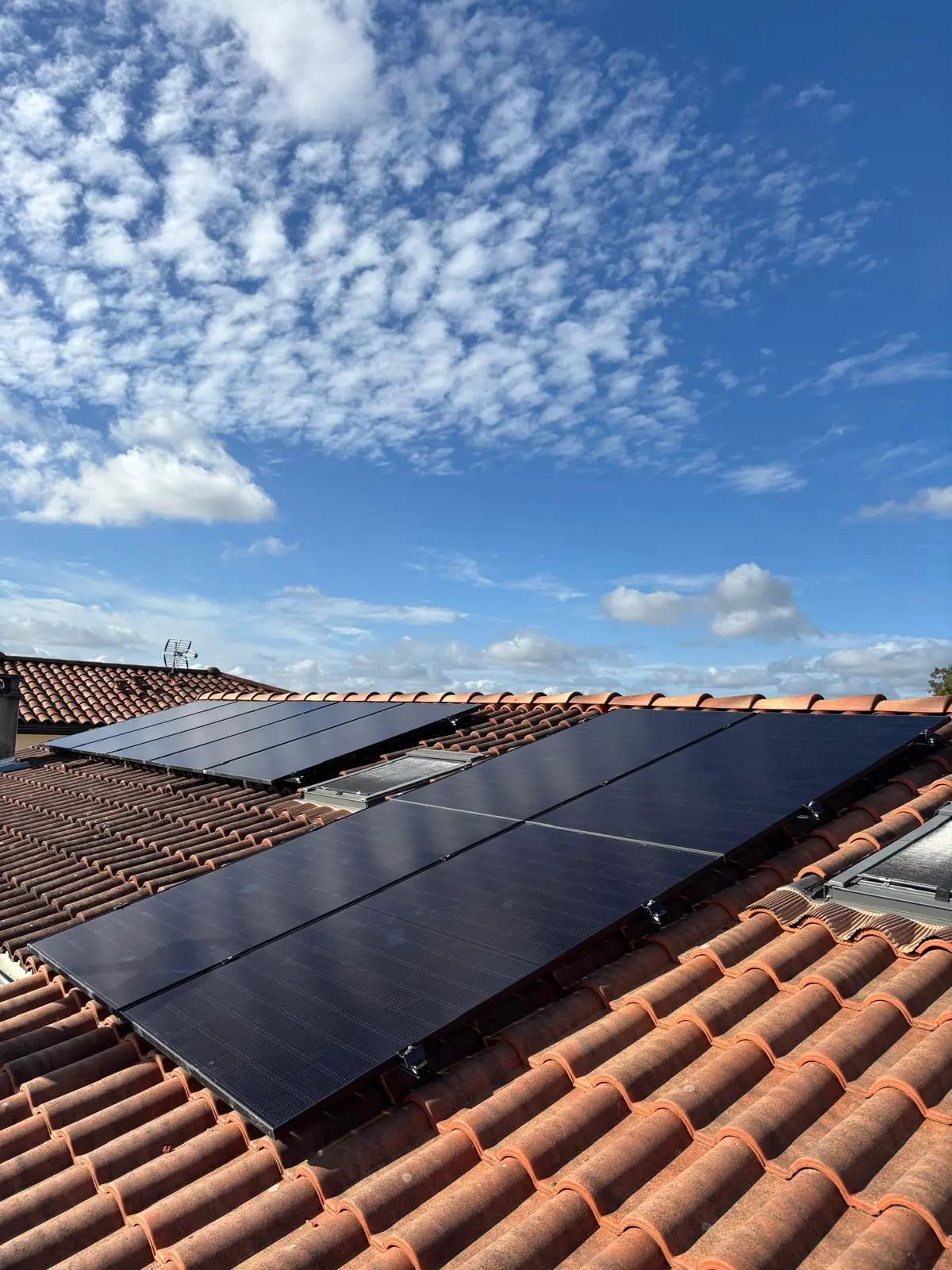 Panneaux photovoltaïques posés par EIT Solution sur une toiture en tuiles